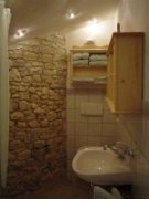 Im kleinen Bad ist ein Teil der Turmwand  aus herrlichem Bruchstein zu sehen